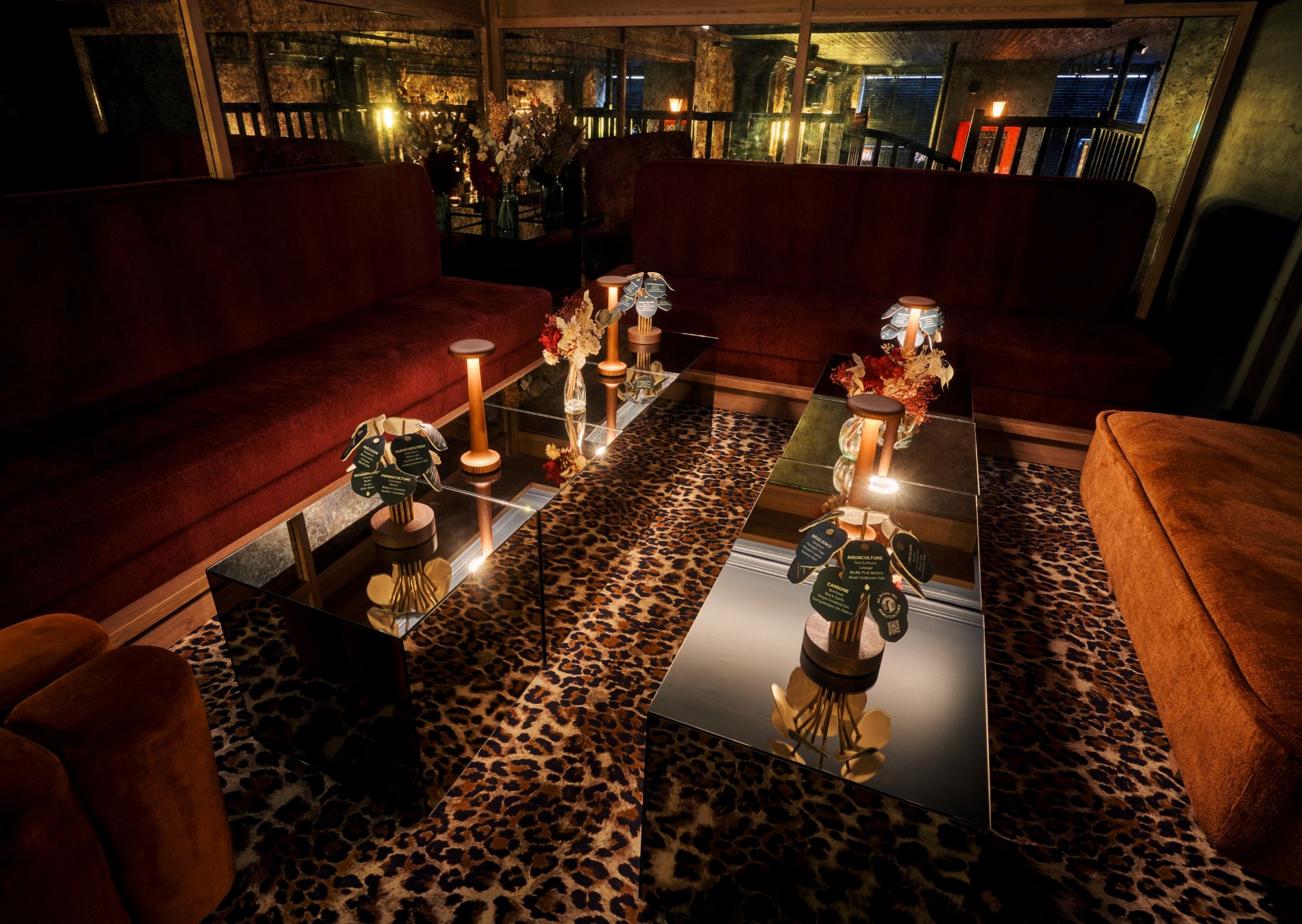 Little Red Door (mezzanine)  - Nouveau décor (janvier 2026) - Bar à cocktails à Paris - Photo: Aron Farkas