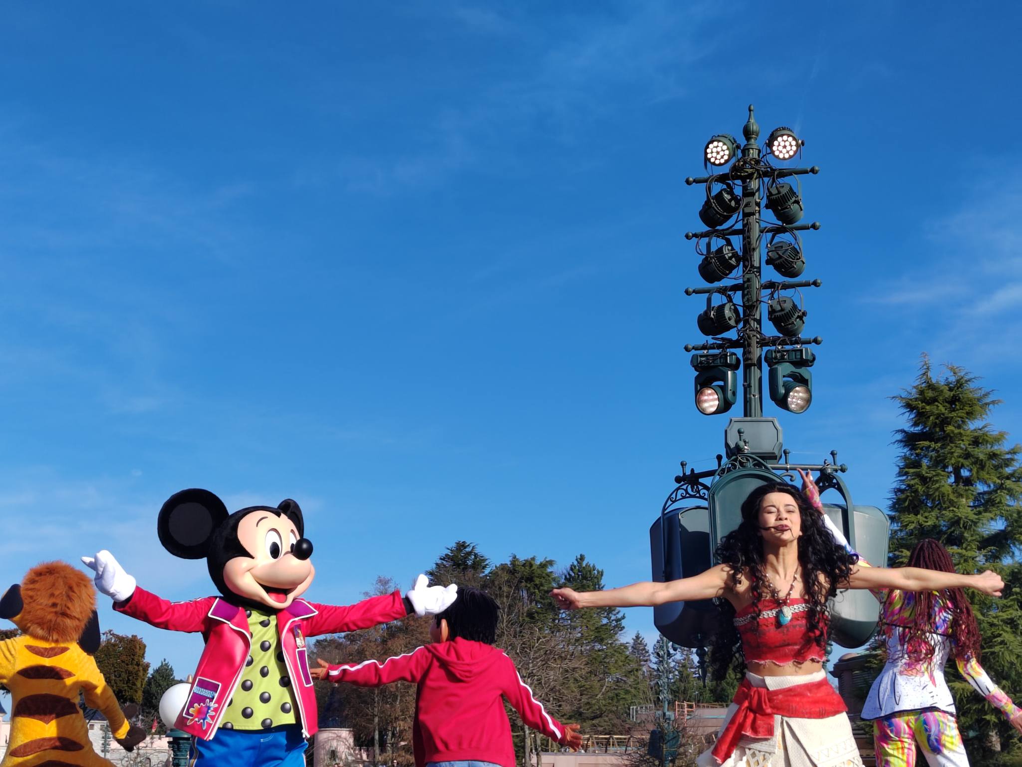 A million splashes of colour - Disneyland Paris - Session février 2026 - Mickey et les danseurs