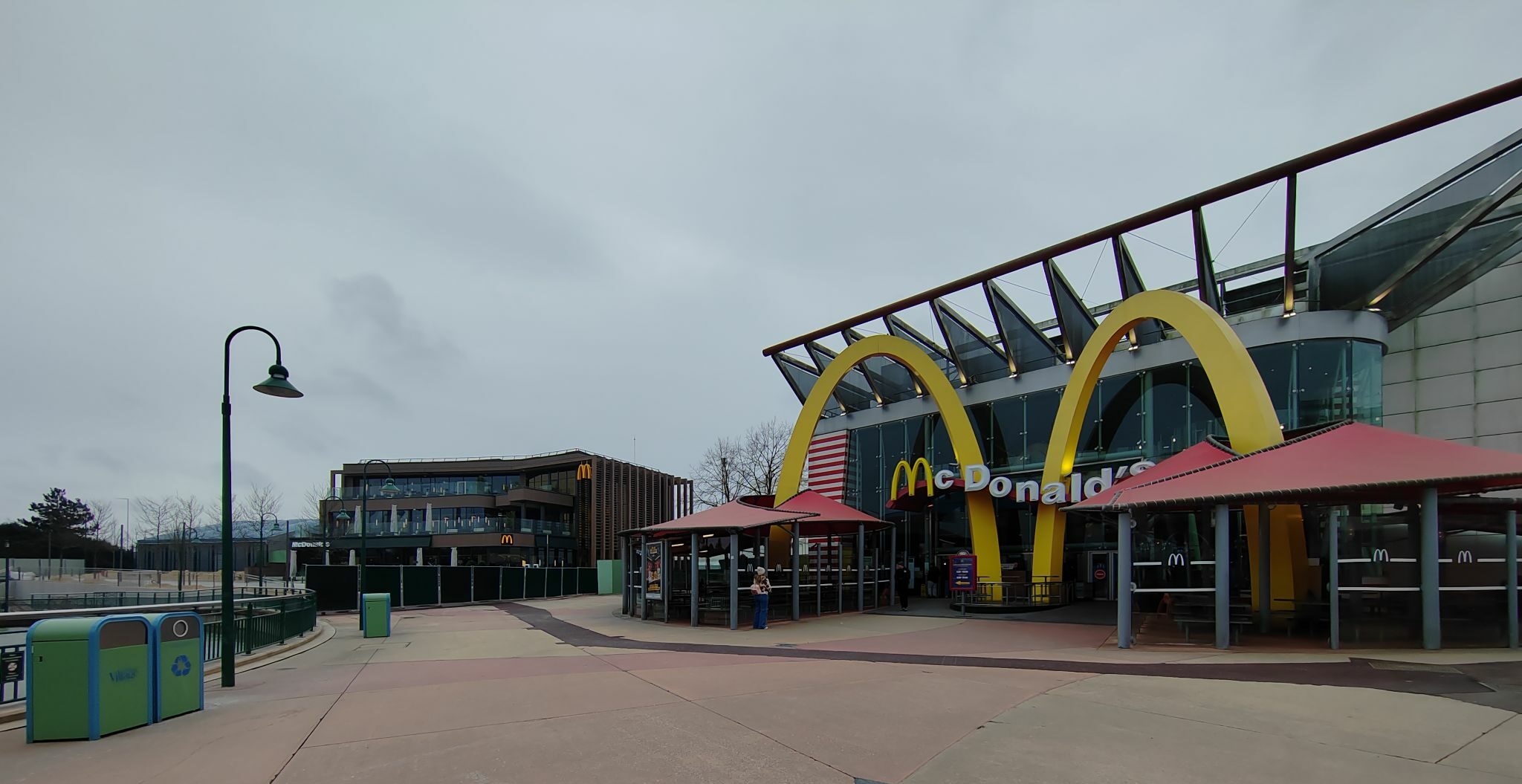 McDonald's Disney Village : cohabitation des deux bâtiments