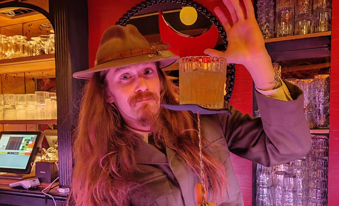 Nonsense Montmartre : Constantin Burazovitch, chef barman dans un club de nuit à Paris, place du Tertre