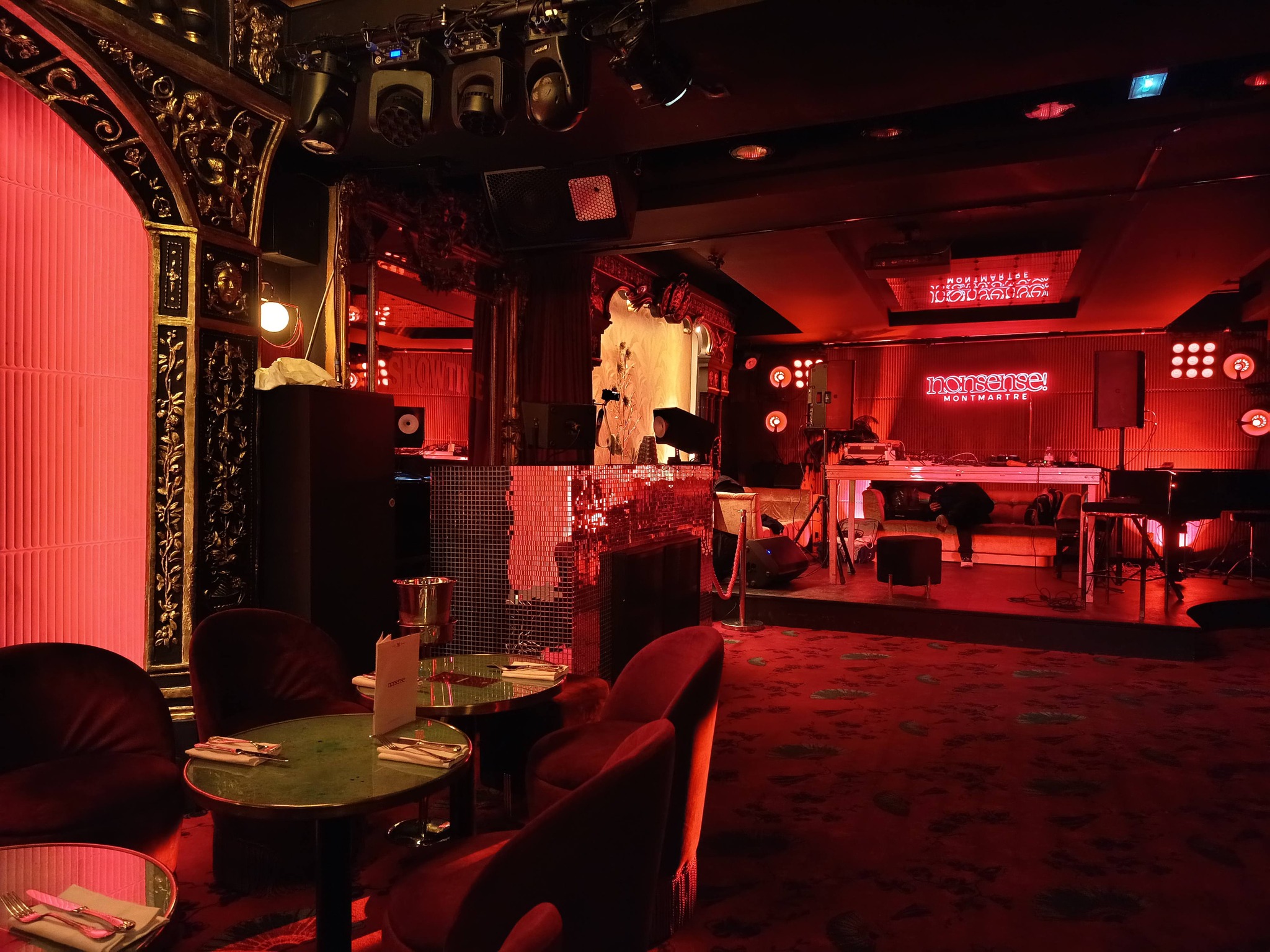 Nonsense Montmartre : salle de concert dans un club de nuit à Paris, place du Tertre
