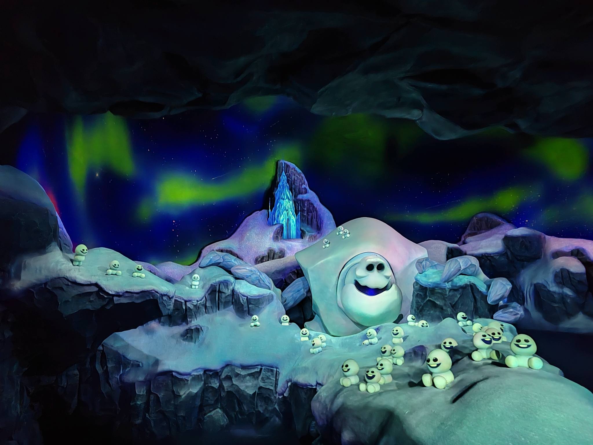 A l'intérieur de l'attraction Frozen Ever After.