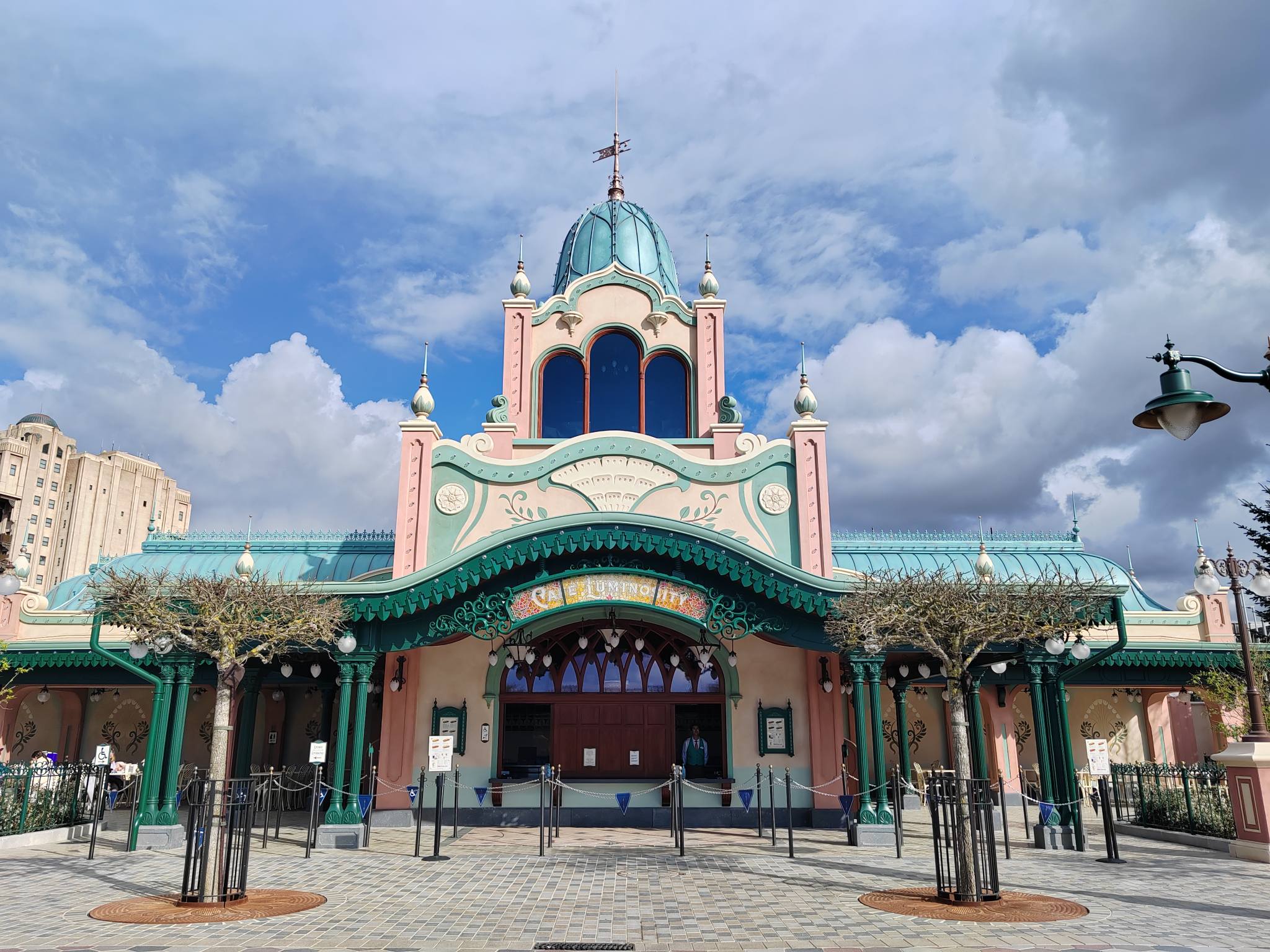 Disney Adventure World - Café Luminosity