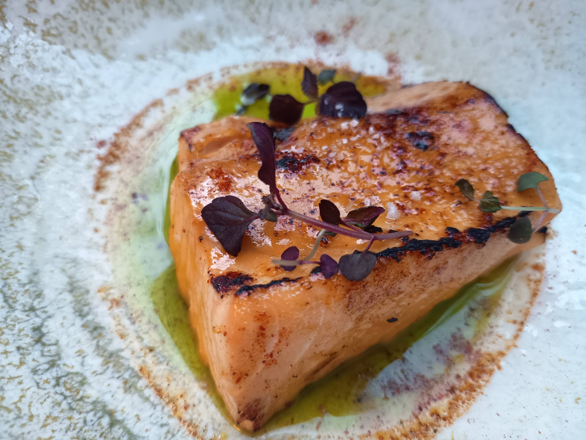 Pavé de saumon laqué - Frivole - Bar-restaurant de l'hôtel Maison Champs-Elysées à Paris 8e