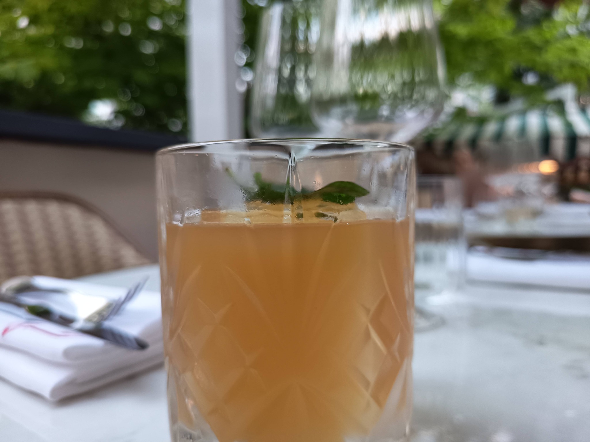 Cocktail Amour délicieux - Frivole - Bar-restaurant de l'hôtel Maison Champs-Elysées à Paris 8e