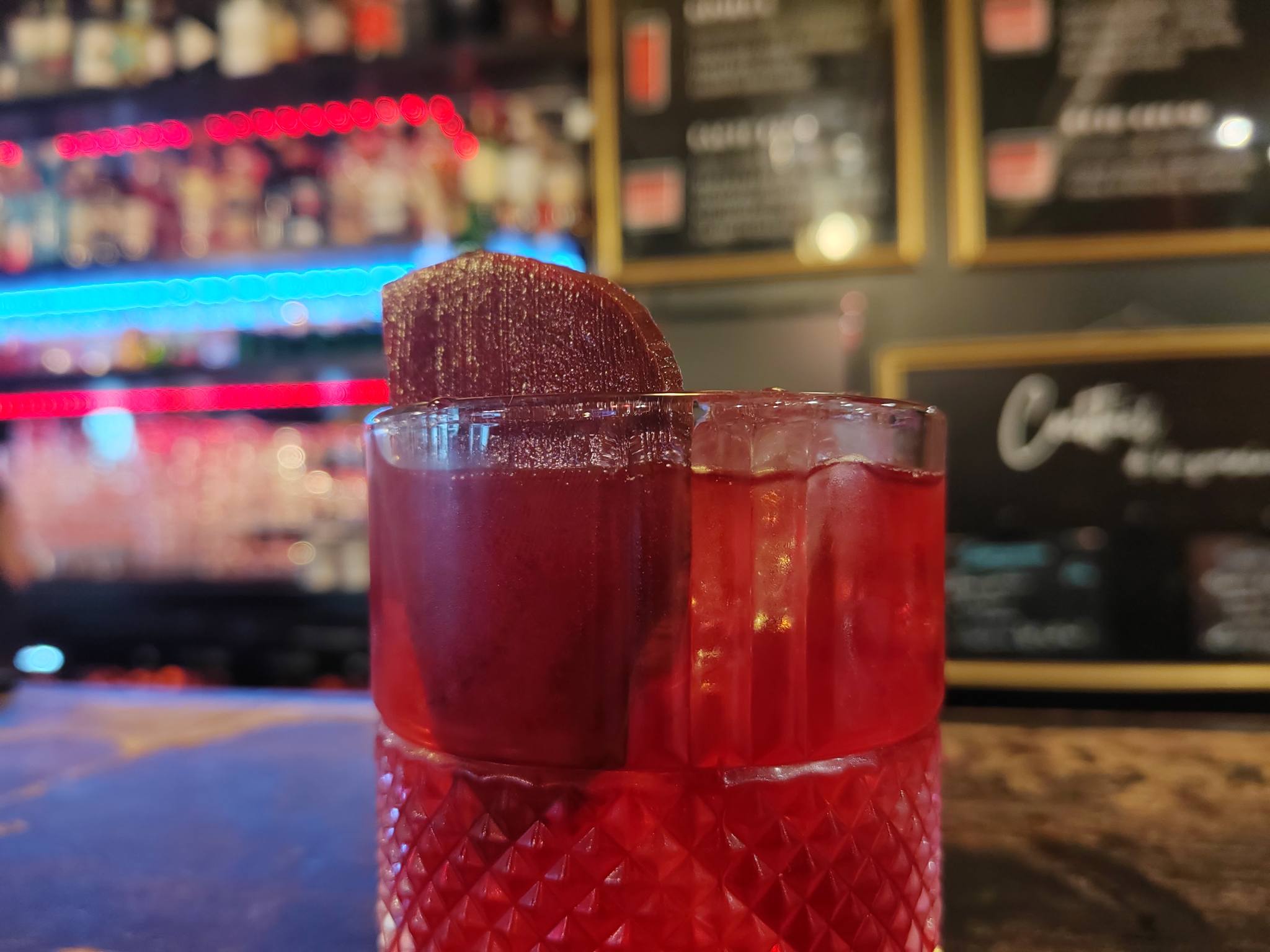 Earth Club - Bar à cocktails Lipstick, à Pigalle (Paris)