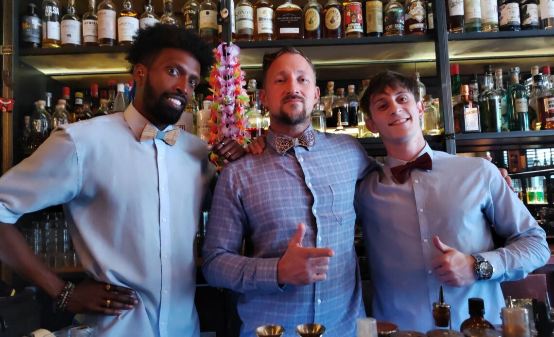 Bartenders du Calbar (bar à cocktails à Paris 12e)