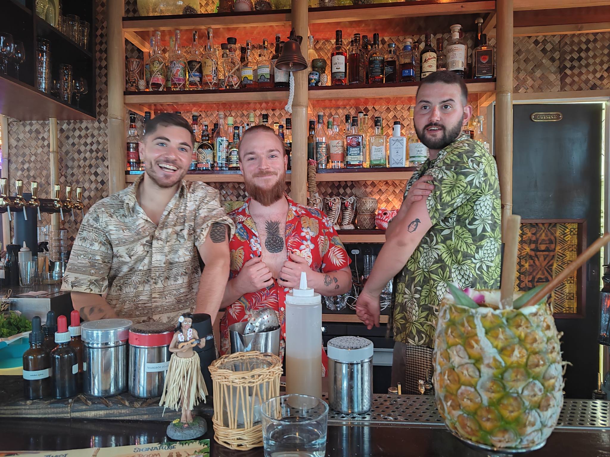 Bartenders - Tatouages d'ananas - Pineapple Room, à Lyon