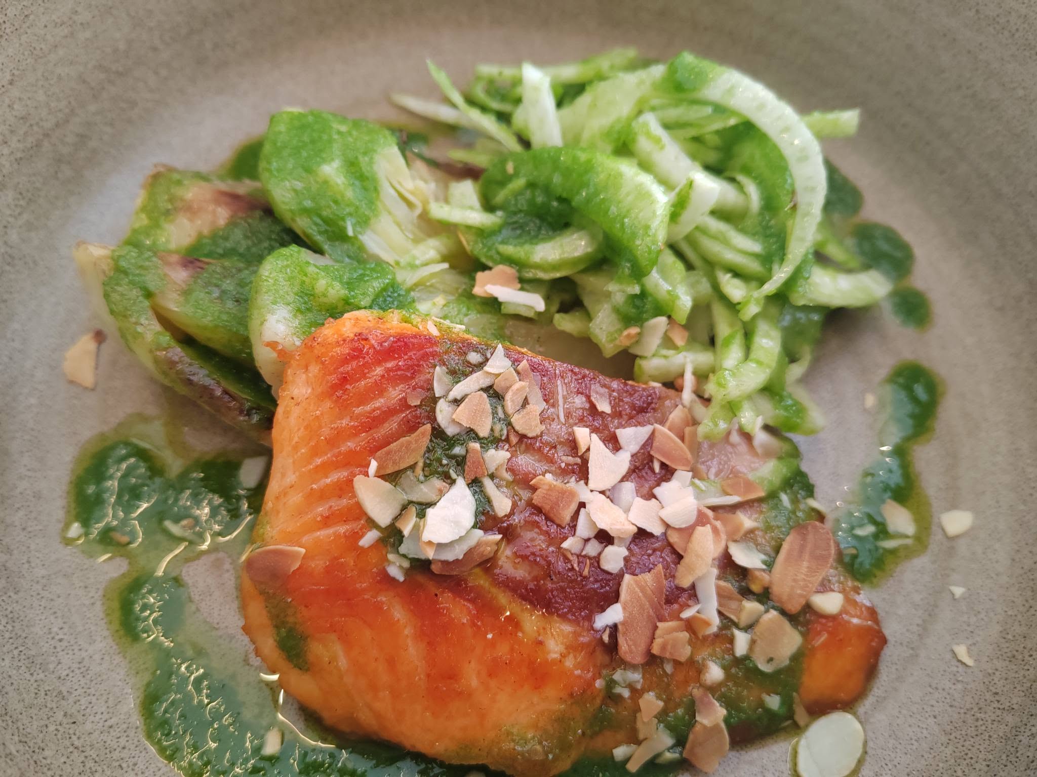 Escalope de truite normande, fenouil rôti et croquant, amandes grillées, huile d'herbes (26€)