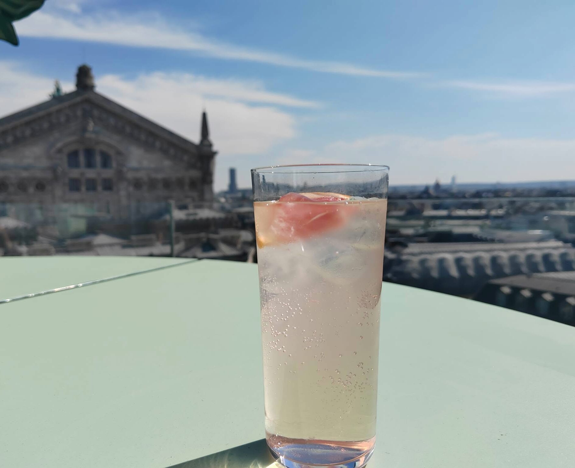 St-Germain Spritz - Cocktail à base de St-Germain sur le rooftop La Douce heure, à l'été 2026 aux Galeries Lafayette