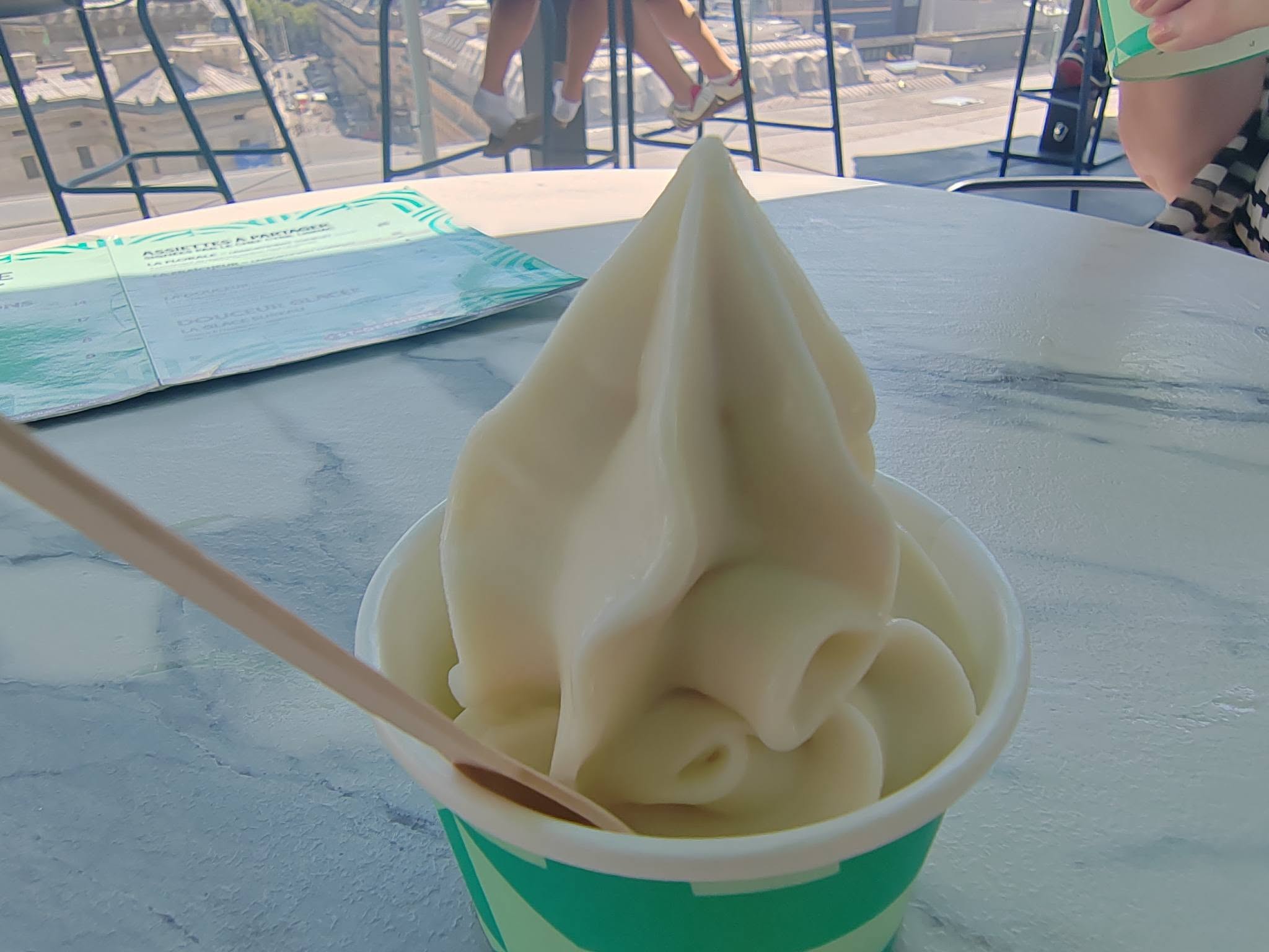 Glace à la fleur de sureau - St-Germain sur le rooftop La Douce heure, à l'été 2026 aux Galeries Lafayette