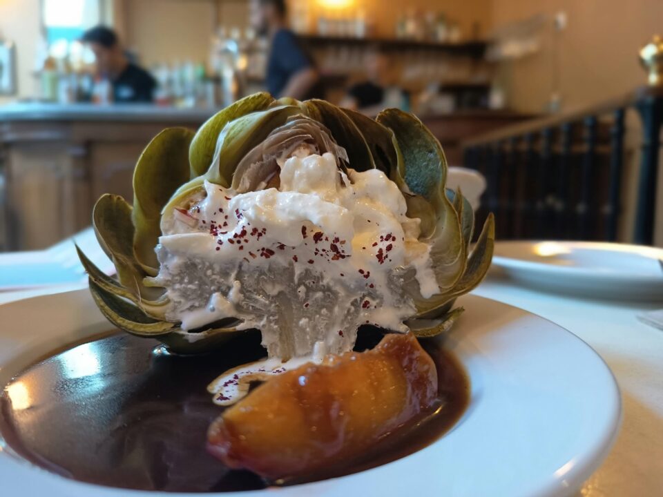 French Riviera x Angostura Food series: artichaut cuisiné avec de la stracciatella et des pêches rôties