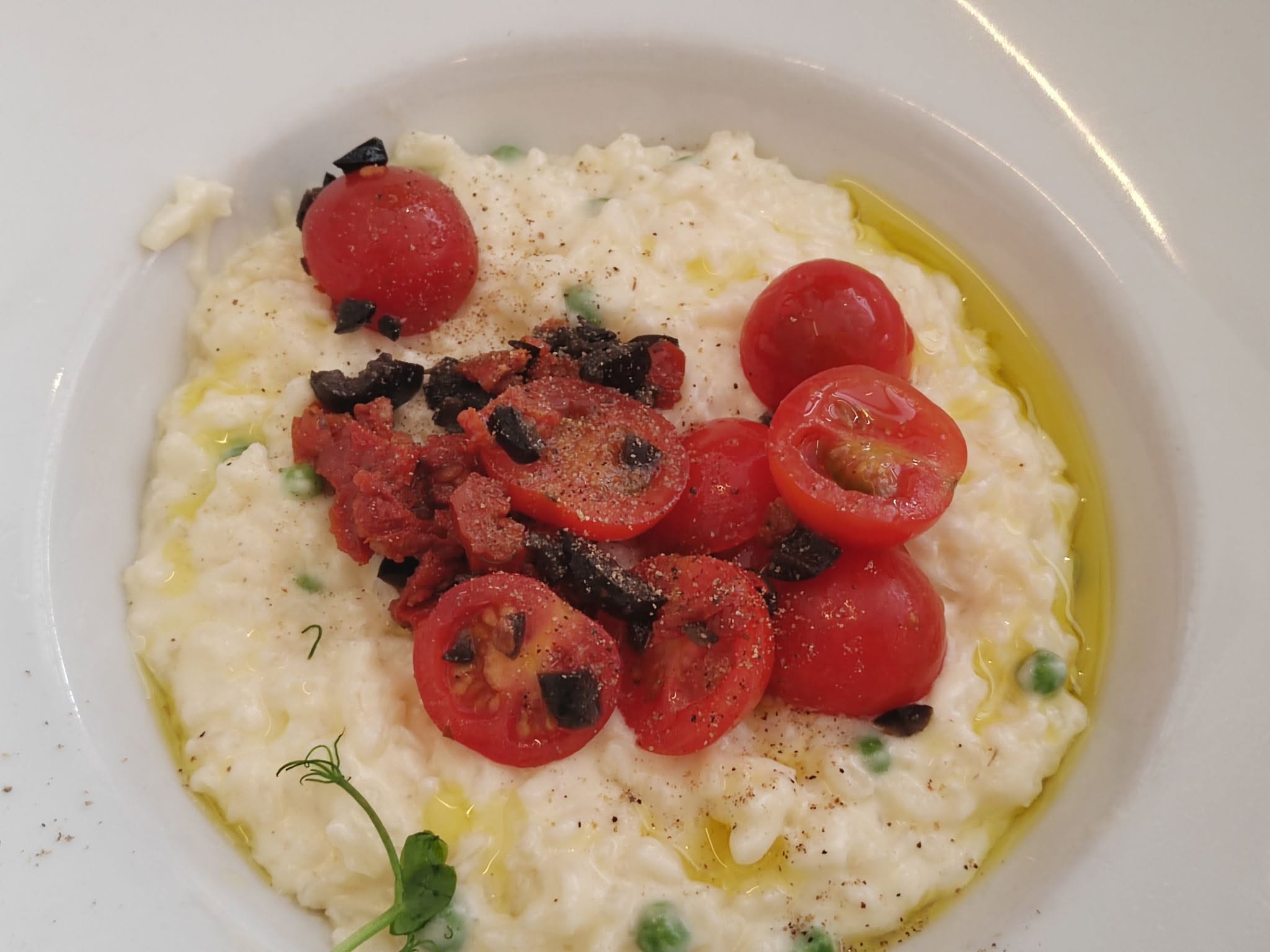 Risotto Carnaroli, petits pois, mascarpone, parmesan, vierge de tomates et olives noires, pousses de petits pois (23€)