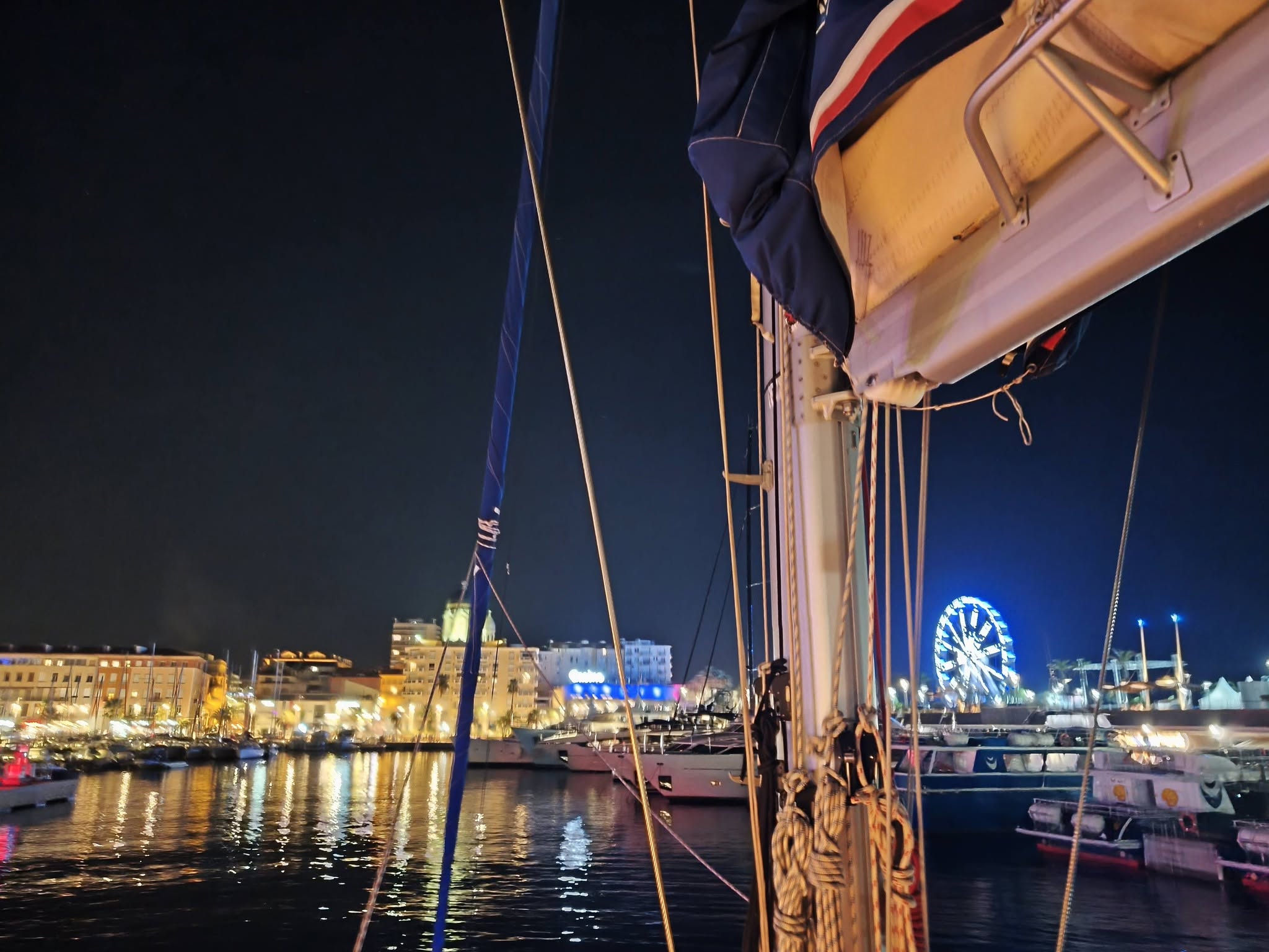 Arrivée nocturne sur le vieux port de Saint-Raphaël - AMC Cape Grace (maxi-catamarans)