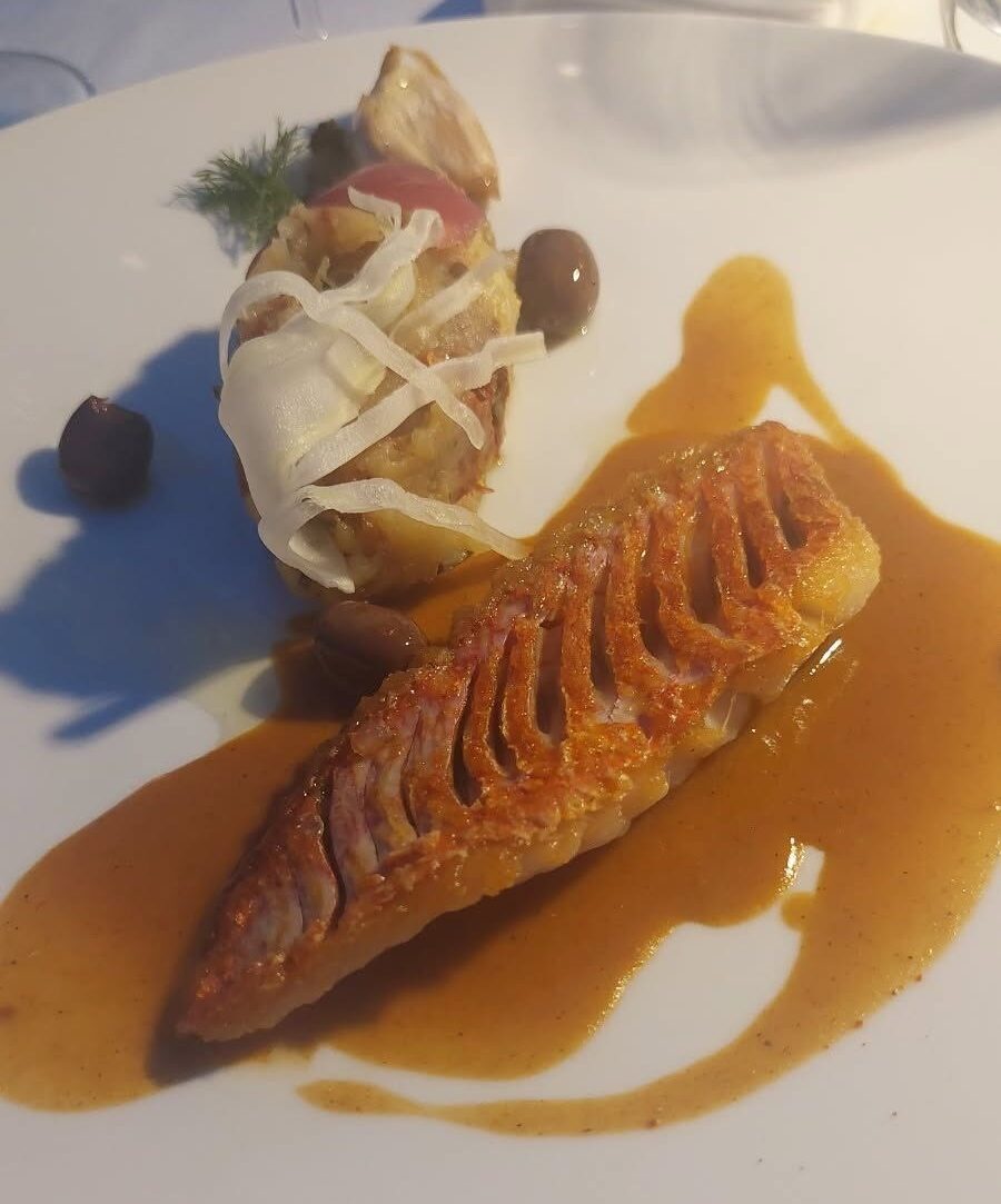 Filet de rouget, soupe de poisson de roche, rouille légère, écrasé de pommes de terre aux olives et tomates séchées