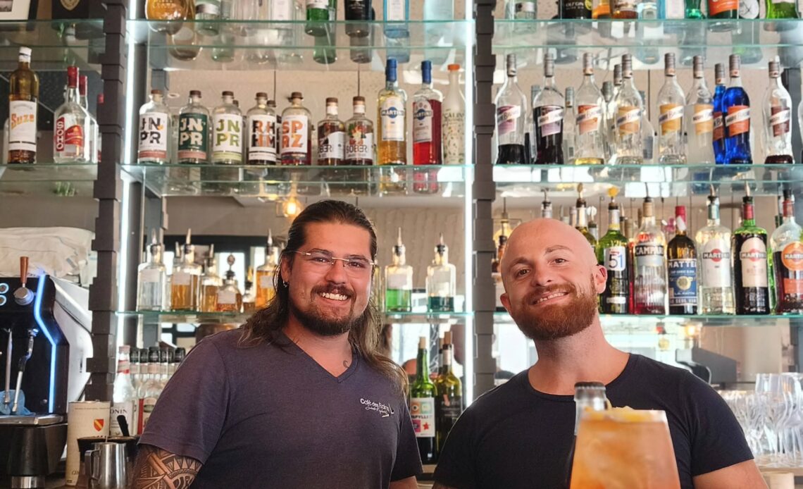 Théo Dongeux et Jimmy - Bartenders au Café des Bains - Saint-Raphaël