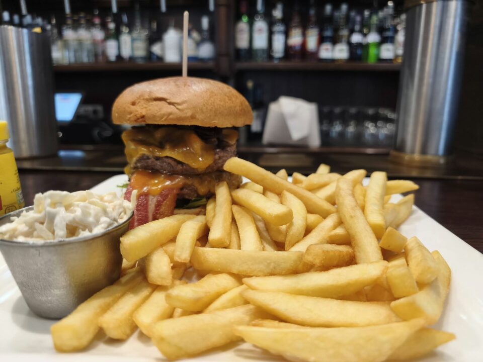 Ma Nolan's Burger - Irish Pubs Ma Nolan's