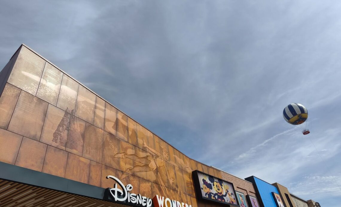 Disney Wonders - Façade en acier Corten avec Peter Pan de la nouvelle boutique de Disney Village