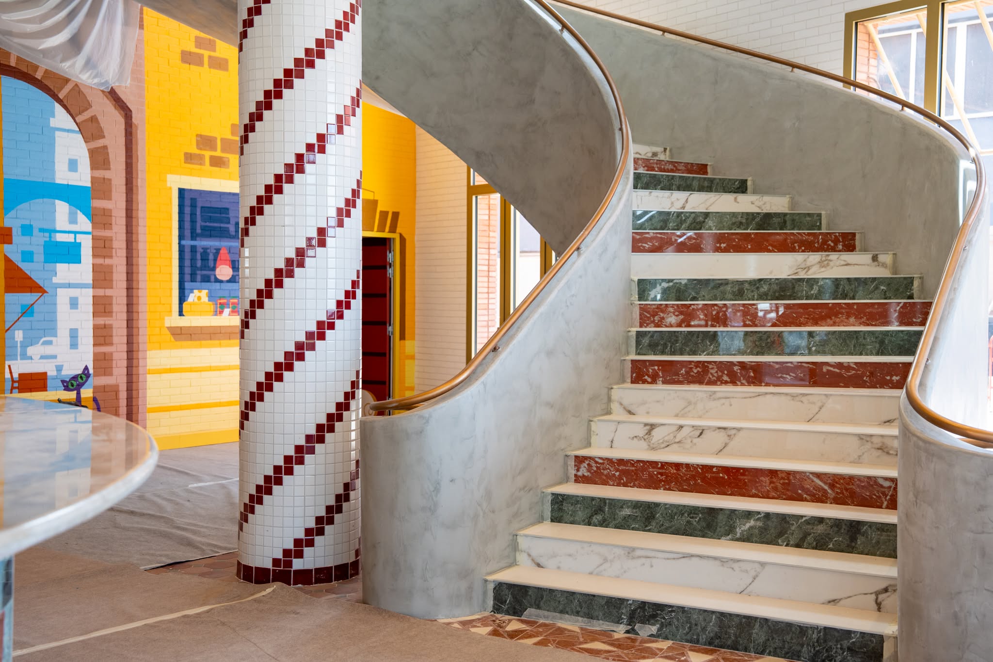 Escalier en béton ciré - Casa Giulia - Nouveau restaurant italien fin 2026 à Disney Village