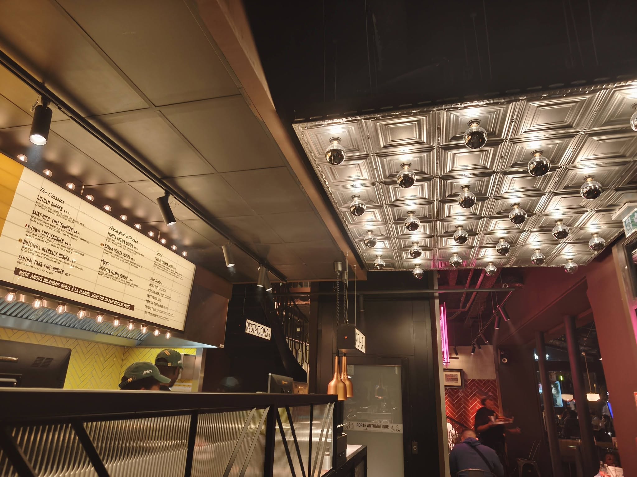 Restaurant de Saint-Michel - Manhattn's Burgers - Paris